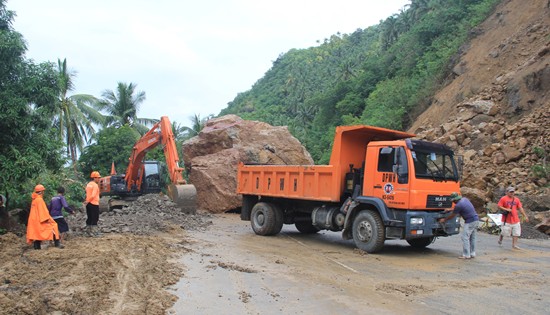 Rockslide along Calbayog-Allen road section
