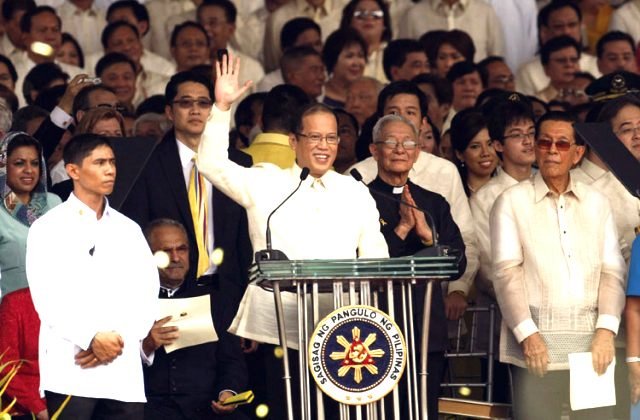 Newly-elected Philippine President Noynoy Aquino waving his hand before his inaugural speech.