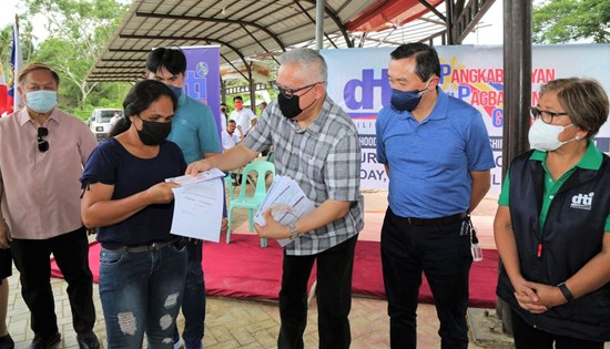 DTI chief distribution of livelihood kits in Bohol.