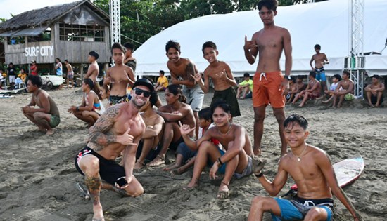 Borongan young surfers