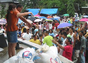 Samar congresswoman Sharee Ann Tan distributes rice